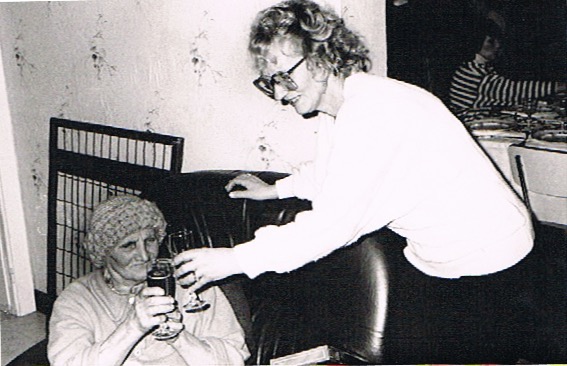 Mariska en haar moeder Antonina tijdens Kersmis (1985)