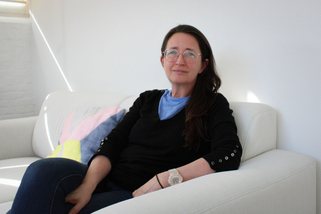 Elke Kraemer in een zetel
