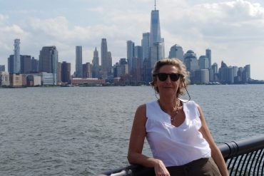 Lut (57) met skyline van New York City op de achtergrond