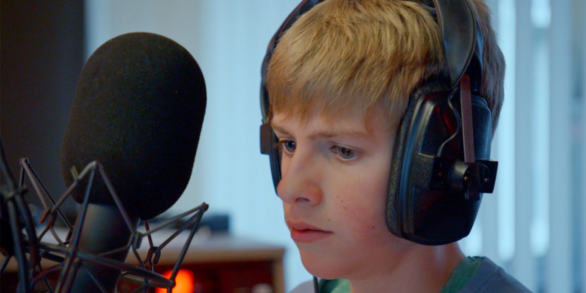 Felix (jongetje) met microfoon en koptelefoon