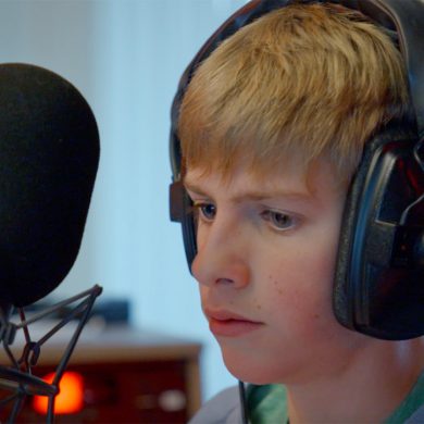 Felix (jongetje) met microfoon en koptelefoon