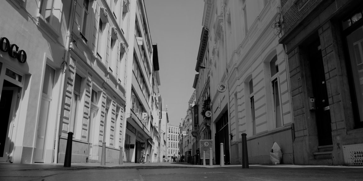 Zwart-witbeeld van lege straat in Antwerpen