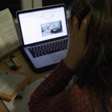 Studente zit met handen in het haar een online les te volgen