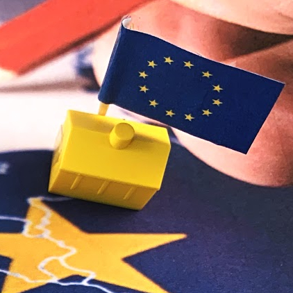 Europese vlag achter geel Monopoly-huisje op een ingezoomde wereldkaart
