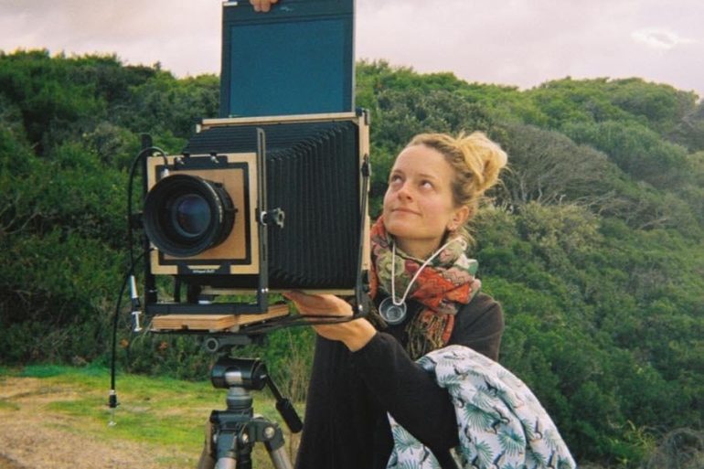 Laura Aubrée met analoge camera in natuur