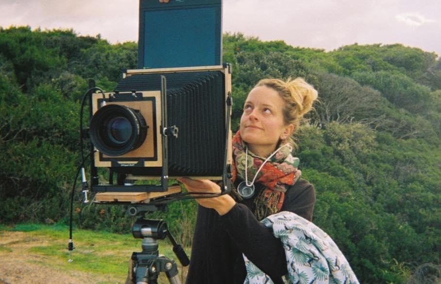 Laura Aubrée met analoge camera in natuur