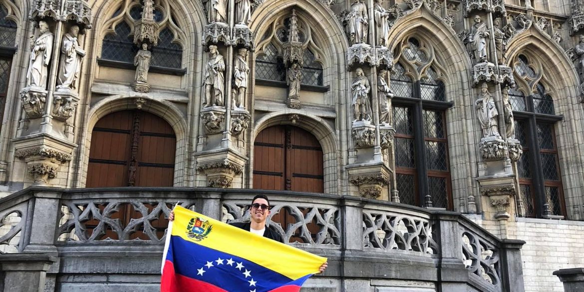 Jongen met vlag van Venezuela