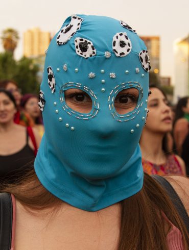 vrouw met blauw masker