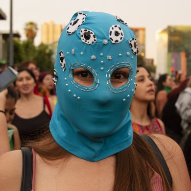 vrouw met blauw masker