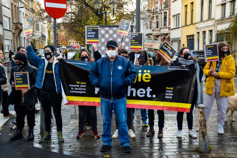 Demonstranten tegen Zwarte Piet in Antwerpen.