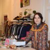 Britt Wuyts, eigenaar van kledingwinkel Dressing Circles, staat achter de kassa
