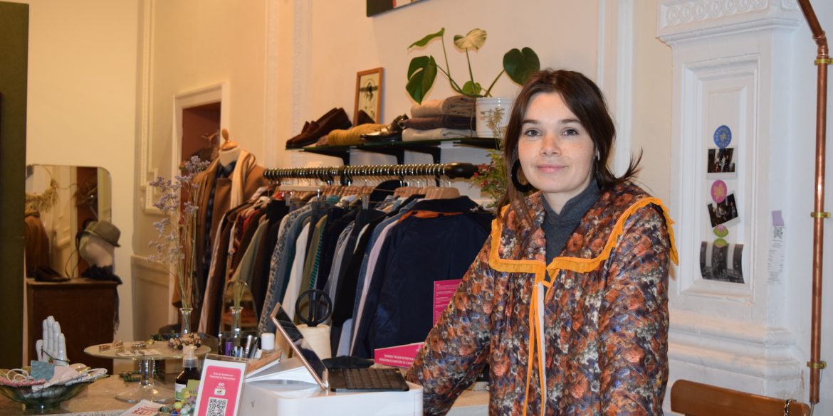 Britt Wuyts, eigenaar van kledingwinkel Dressing Circles, staat achter de kassa