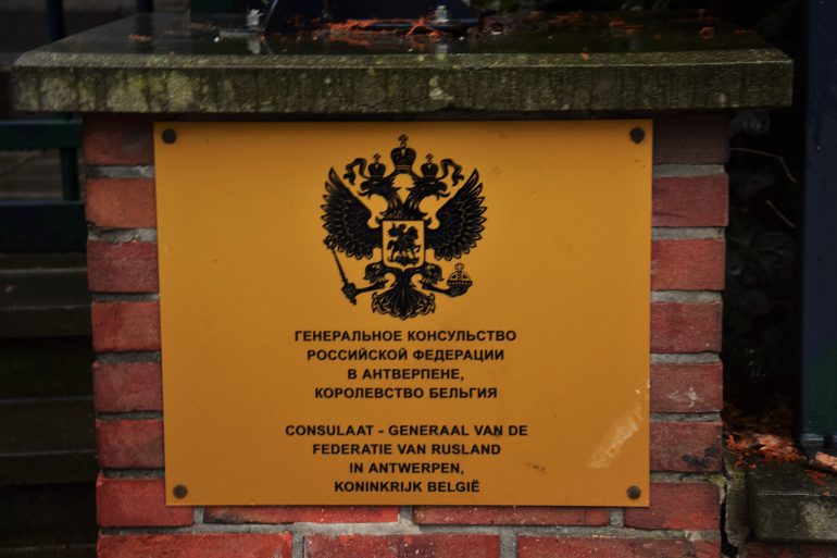 Een bord dat aangeeft dat het gebouw het Russisch Consulaat in Antwerpen is.