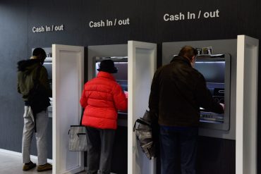 mensen aan bankautomaat