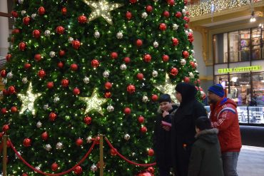 Shoppende voorbijgangers bij de kerstboom