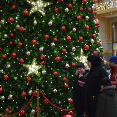 Shoppende voorbijgangers bij de kerstboom