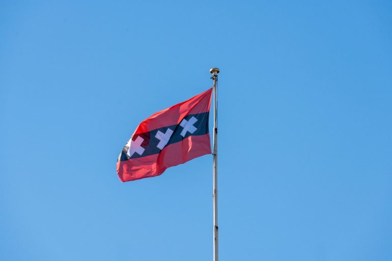 Amsterdamse vlag wappert