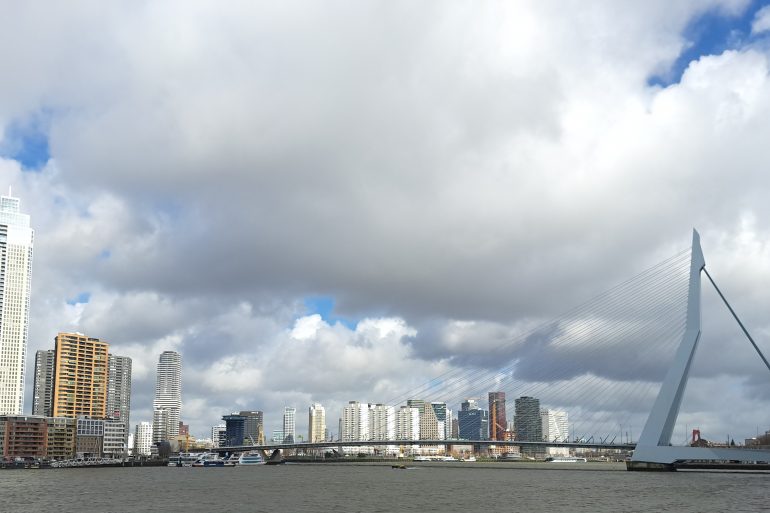 Skyline Rotterdam met de Erasmusbrug