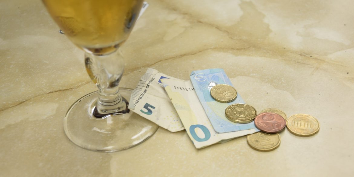 Bier en geld op een tafel