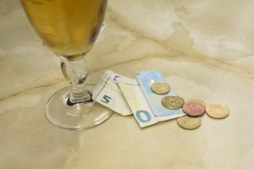 Bier en geld op een tafel