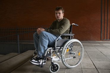 meneer in rolstoel