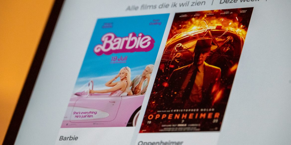 De filmcovers van Barbie en Oppenheimer onder elkaar op een website