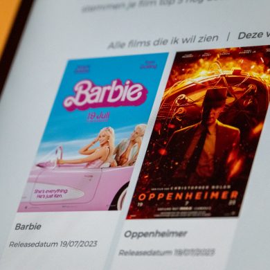 De filmcovers van Barbie en Oppenheimer onder elkaar op een website