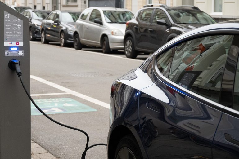 elektrische wagen aan de laadpaal