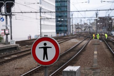 Op het spoor van Anrwerpen-Centraal, aan het uiteinde waar er een stopboord staat. In de diepte is te wien hoe medewerkers van Infrabel bezig zijn aan het spoor