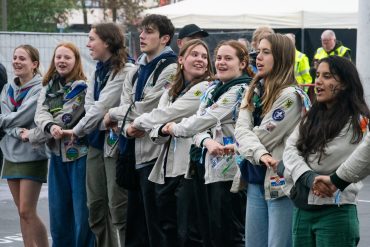 Afbeelding scoutsleden in formatie