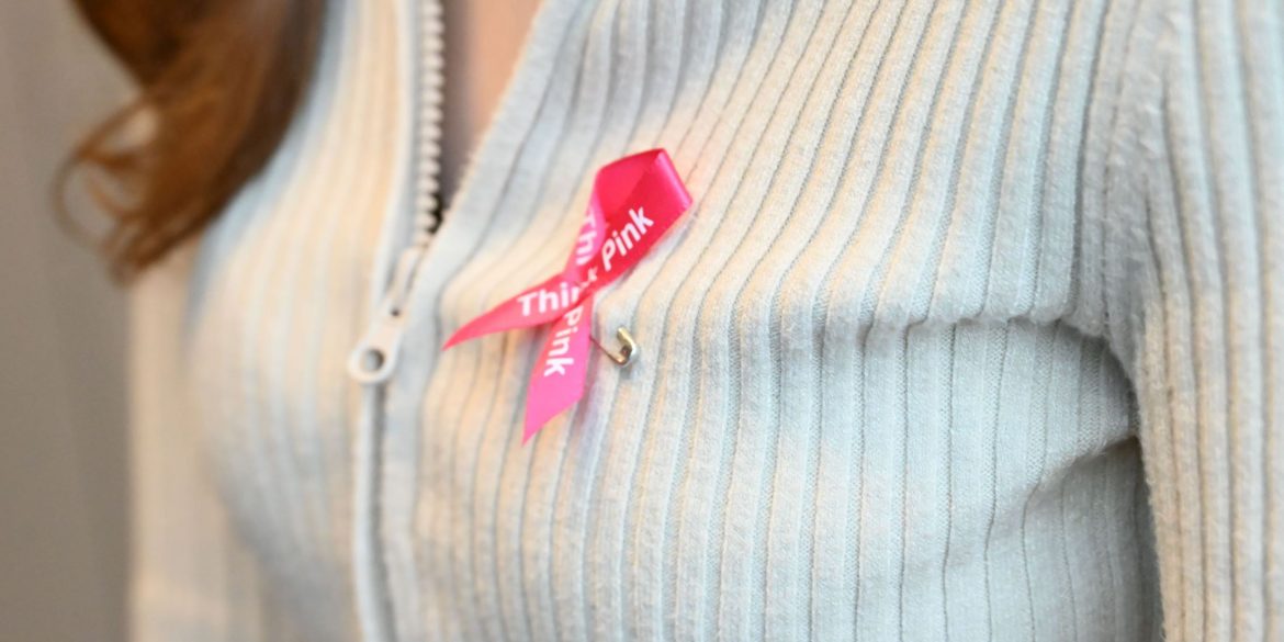 ThinkPink lintje op vrouwelijke borstkas