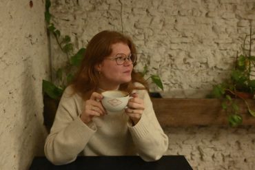 Vrouw drinkt koffie bij vestiging Cuperus
