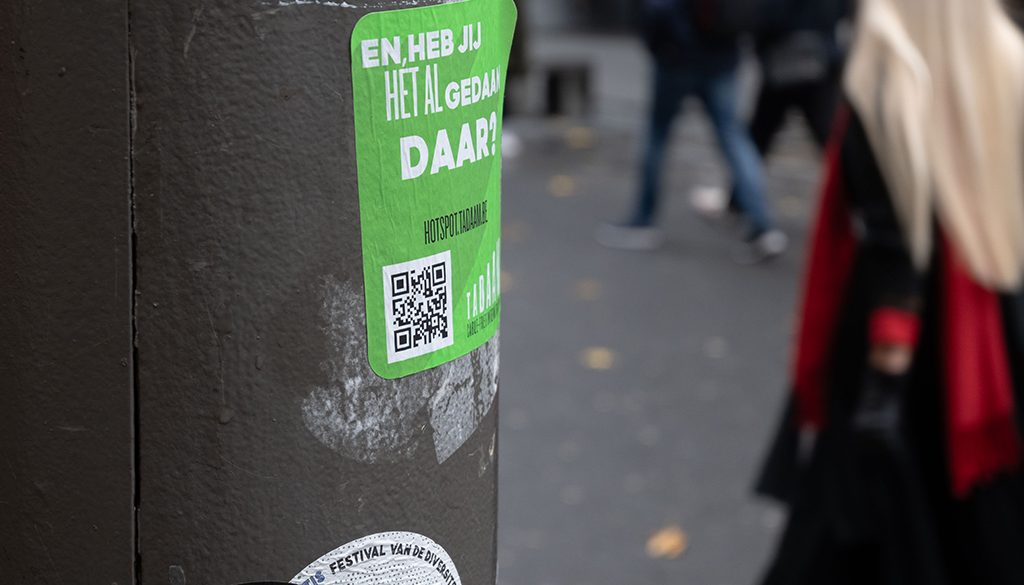 Op het plaatje is een QR-code op de Meir te zien