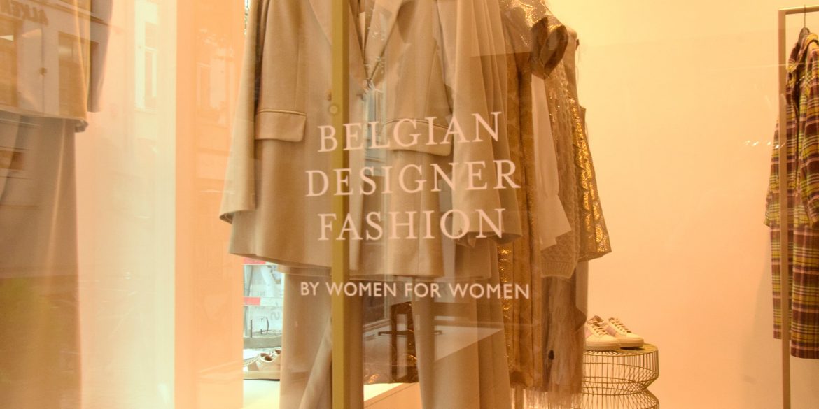 Opschrift winkelraam "Belgian Designer Fashion"