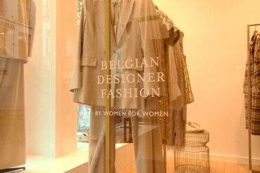 Opschrift winkelraam "Belgian Designer Fashion"