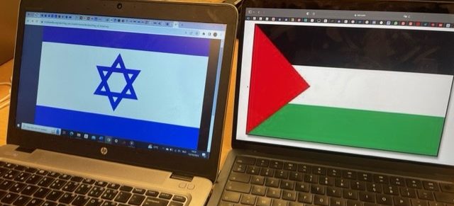Vlag Israël/Palestina op twee laptops