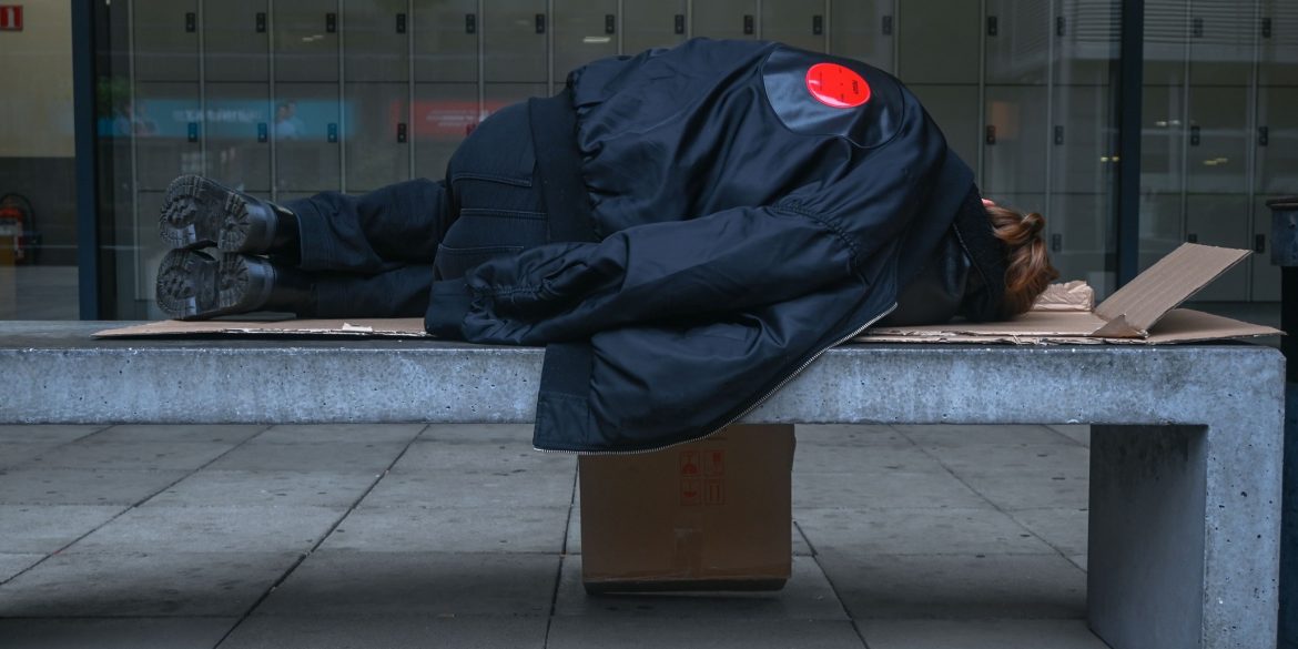 Dakloze persoon slaapt op bankje