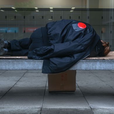Dakloze persoon slaapt op bankje