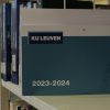 Kalender KU Leuven in een boekenrek