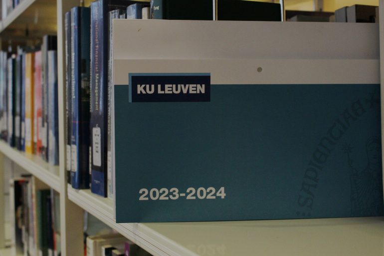 Kalender KU Leuven in een boekenrek