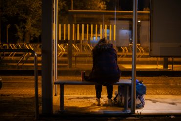 Dakloze jongere wachtend in een buskotje