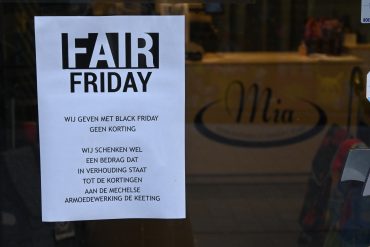 Uitleg Fair Friday op papier aan deur