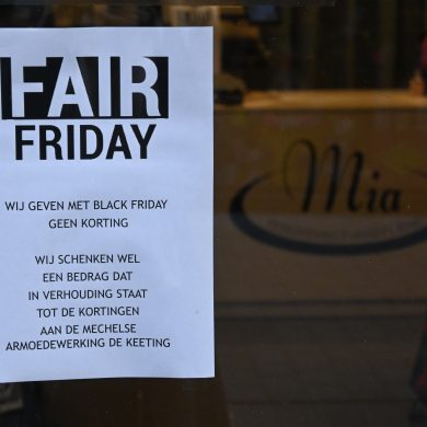 Uitleg Fair Friday op papier aan deur