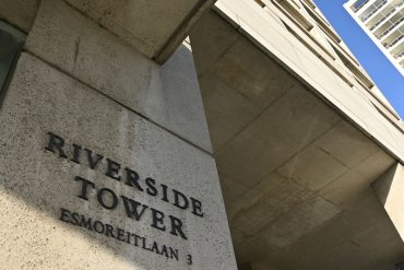 Riverside Tower met het adres naast de voordeur