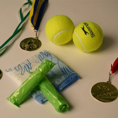 Menstruatieproducten liggen naast medailles en tennisballen