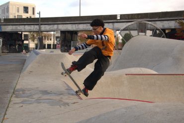 Jonge skater in beweging gefotografeerd