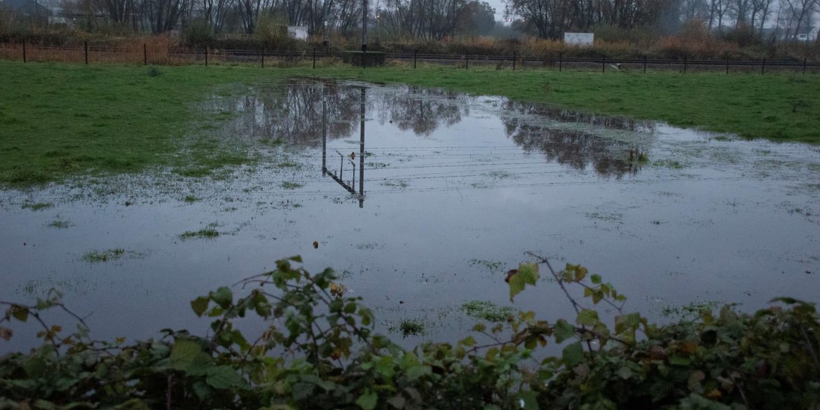 foto van een veld dat getroffen is door de wateroverlast
