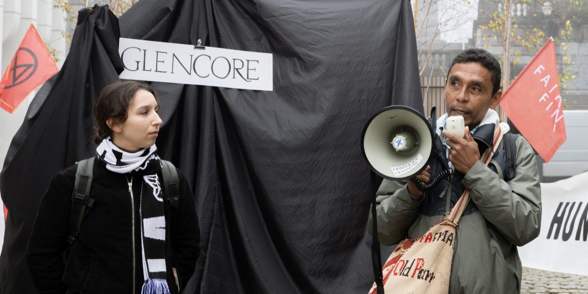 Actievoerders protesteren tegen het mijnbouwbedrijf Glencore.