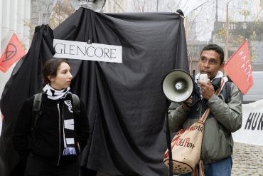 Actievoerders protesteren tegen het mijnbouwbedrijf Glencore.