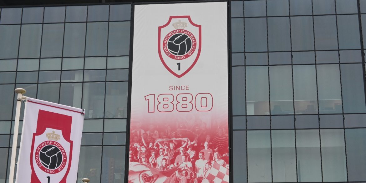 Het logo van Antwerp aan de voorkant van het Bosuilstadion